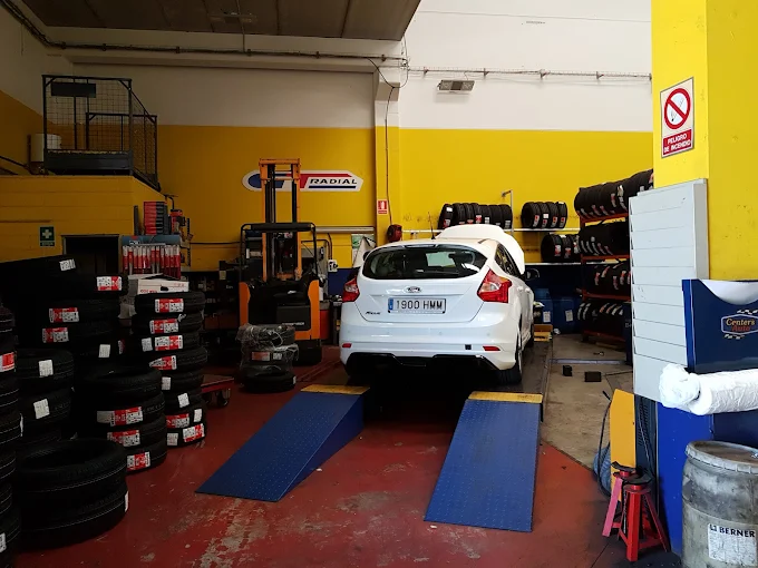 Instalaciones taller RodaSport Terrassa con elevadores profesionales